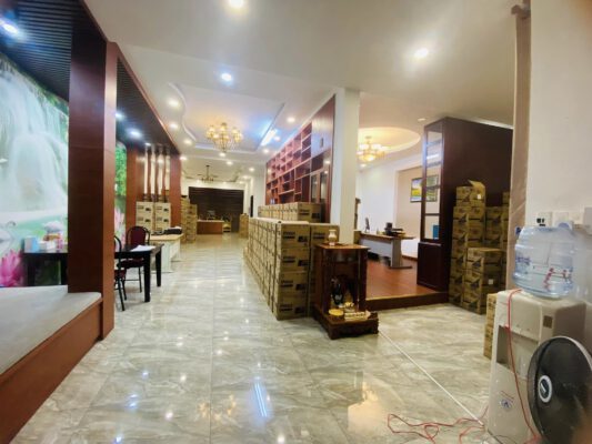 Cần bán nhà mặt phố Lê Hồng Phong, Ba Đình 52m2, 4T, 16tỷ.Vị trí đẹp: - Trung tâm Ba Đình, Gần Lăng Bác.- Vị trí đỉnh cao khách du lịch khắp năm châu hội tụ phù hợp quảng cáo thương hiệu lớn.- Diện tích: 48m2 tầng 1, 52m2 tầng 2 x 4 tầng, Sổ đỏ chính chủ, pháp lý sạch.- Giá: 16 tỷ ( Có thương lượng ).Miễn môi giới và trung gian..!Liên hệ: Trinh: 0888888888. (Liên hệ để được tư vấn, xem nhà hoàn toàn miễn phí).Tôi đang có rất nhiều căn nhà với nhiều phân khúc khác nhau.