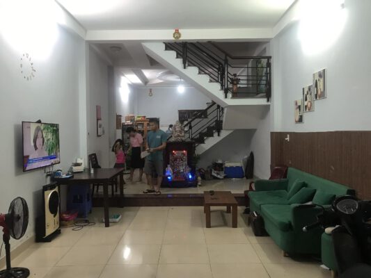 Cần bán nhà mặt phố Lê Hồng Phong, Ba Đình 52m2, 4T, 16tỷ.Vị trí đẹp: - Trung tâm Ba Đình, Gần Lăng Bác.- Vị trí đỉnh cao khách du lịch khắp năm châu hội tụ phù hợp quảng cáo thương hiệu lớn.- Diện tích: 48m2 tầng 1, 52m2 tầng 2 x 4 tầng, Sổ đỏ chính chủ, pháp lý sạch.- Giá: 16 tỷ ( Có thương lượng ).Miễn môi giới và trung gian..!Liên hệ: Trinh: 0888888888. (Liên hệ để được tư vấn, xem nhà hoàn toàn miễn phí).Tôi đang có rất nhiều căn nhà với nhiều phân khúc khác nhau.